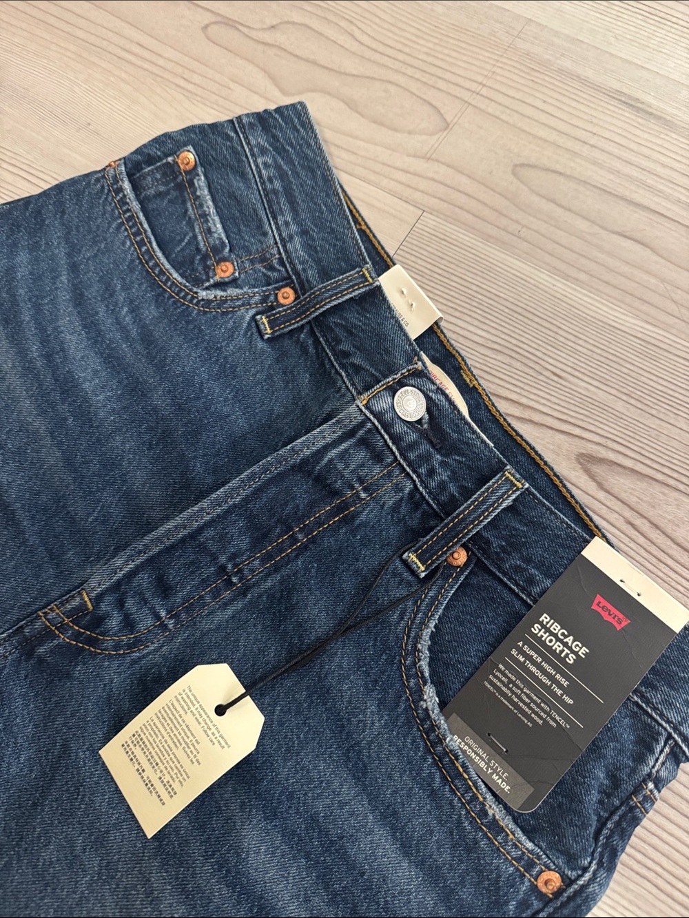 Levi’s Ribcage Super High Rise Jorts Shorts in Noe Five - Picture 2 of 4